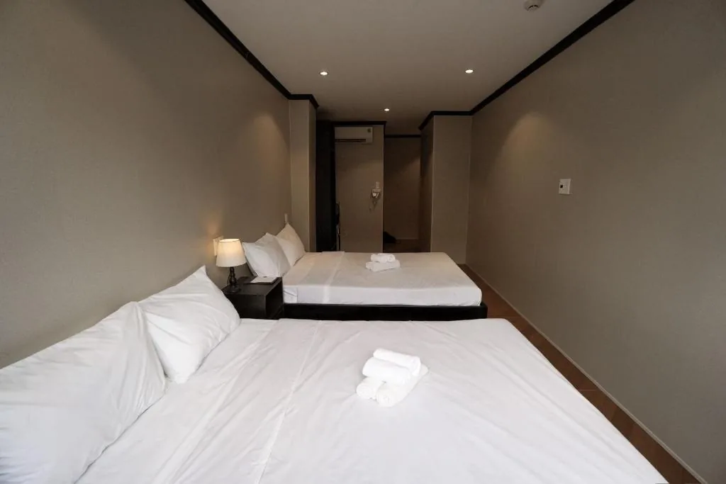 Standard Queen Room with Two Queen Bed — HY Local Budget Hotel